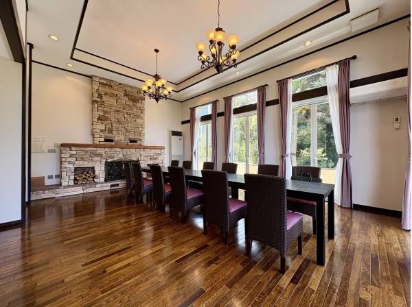 約２１帖の暖炉のあるリビング、織り上げ天ングの主役です