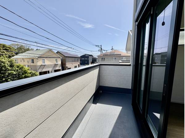 バルコニーは広くて日当たり良好です！