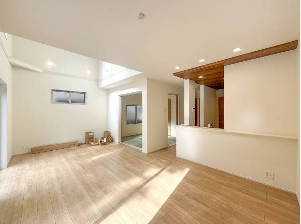 勾配天井から陽の射し込む明るいリビング