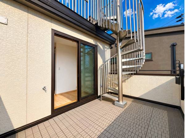 屋上へと続く動線が魅力、非日常を楽しむプライベートテラス。