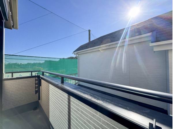 バルコニーは南向きで陽当たり良好