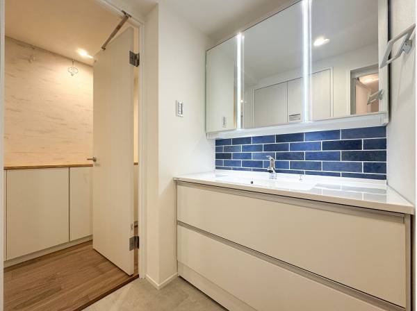 ブルーのタイルが海を感じるユニット洗面台