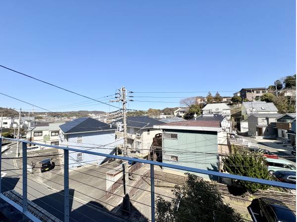 バルコニーからの眺望。逗子の街並みを楽しめます