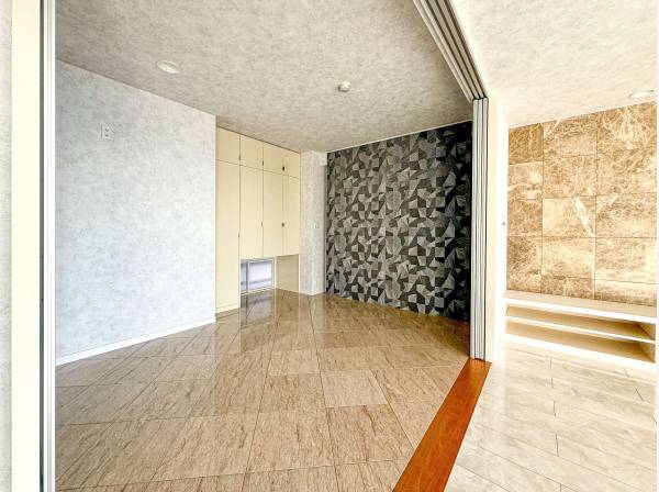 スライド摺りガラスで間仕切ることができるリビングと続き間の洋室