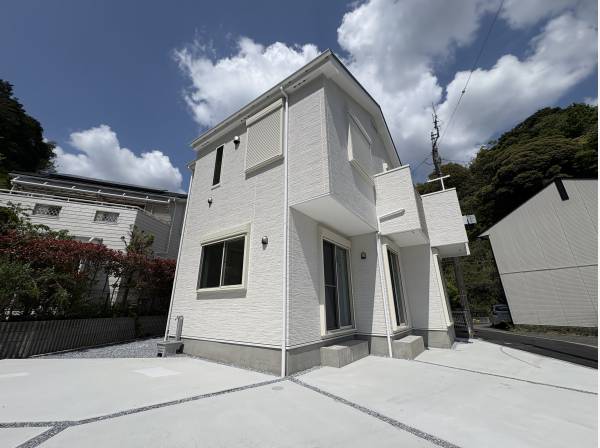 お洒落な外観で周りも自然がいっぱいで鳥の声が聞こえますよ！