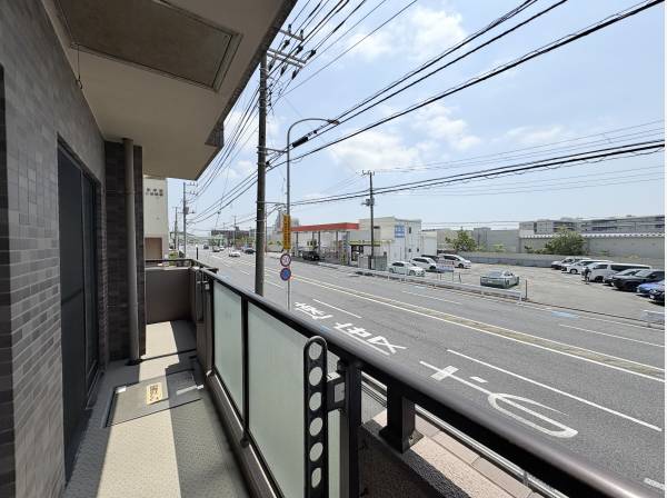マンションの前は湘南新道が通っていて車のご利用も便利です。