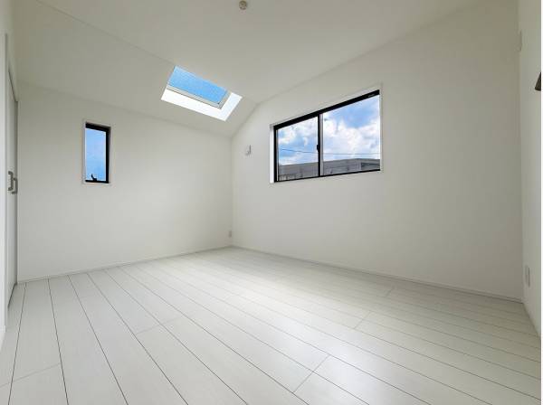 空に浮いているかのような天窓付きの洋室