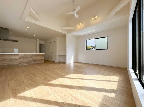 広々と開放的なLDKは南向きで陽当たりも良好です