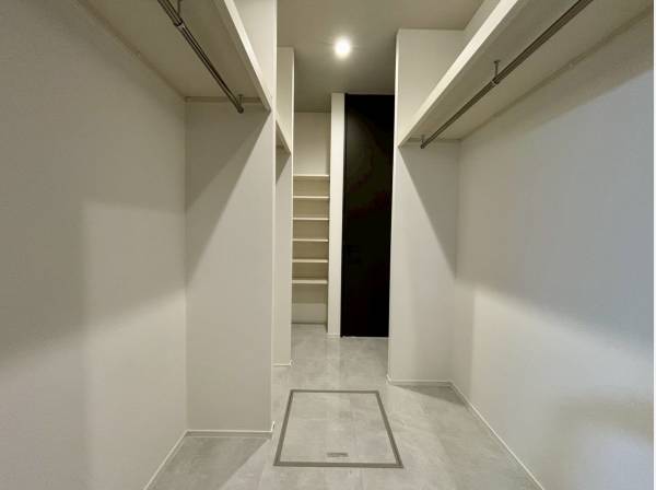 大型のファミリークローゼットを完備