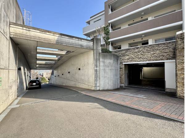 重厚感あるエントランスアプローチが、上質な暮らしを演出する。