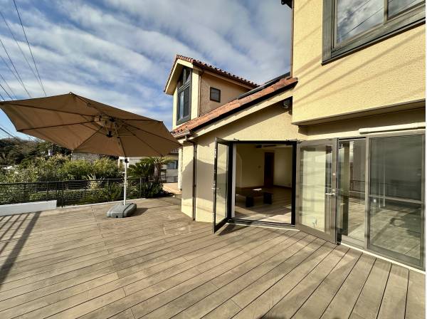 リビング前面に広がる大型のウッドデッキ/休日の過ごし方が楽しみですね