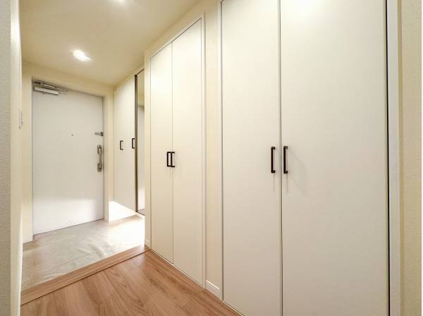 たっぷりの廊下収納が頼もしいエントランス