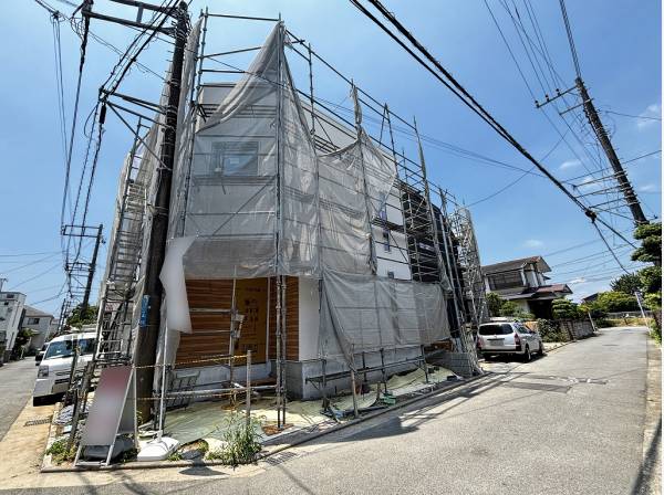 角地の立地のため開放感と陽当たりに恵まれています