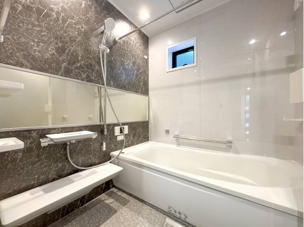 石調のタイルが洗練感溢れるバスルームを彩ります