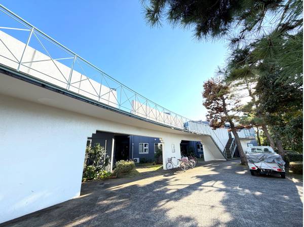 2階建て。落ち着きのある住宅街に佇む低層マンション