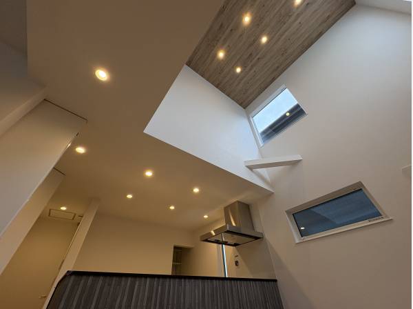 天井のダウンライトが印象的です。