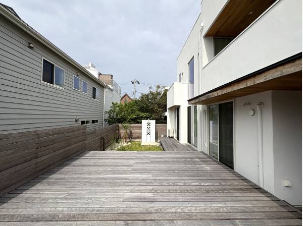 ウッドデッキはご覧の広さです/南向きの為、陽当り良好