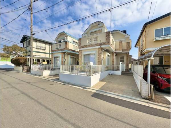 道路も広く開放的な現地