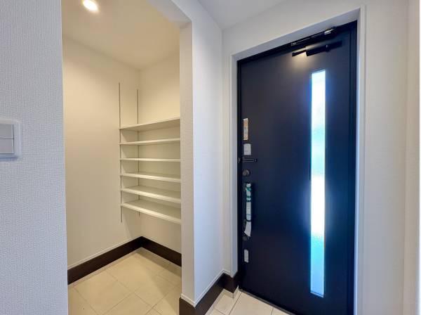 SICが靴や趣味のアイテムを収め、常に美しく整った空間でゲストを迎えます