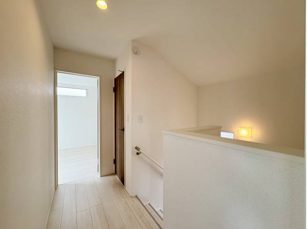 天井の高い2階通路