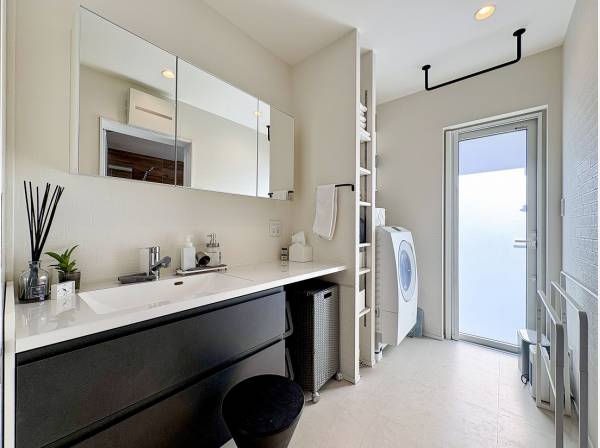 サニタリーはウッドテラスへと繫がる同線が便利