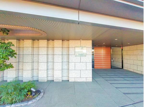 重厚感のあるエントランスはいつも綺麗に管理されています