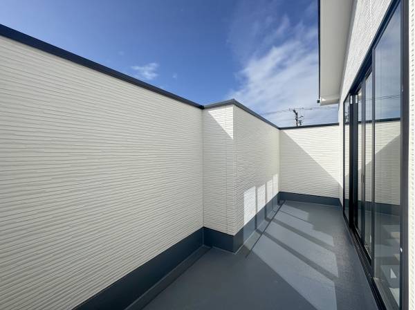 プライバシーに配慮した高い腰壁でもしっかりと陽の入る南バルコニー