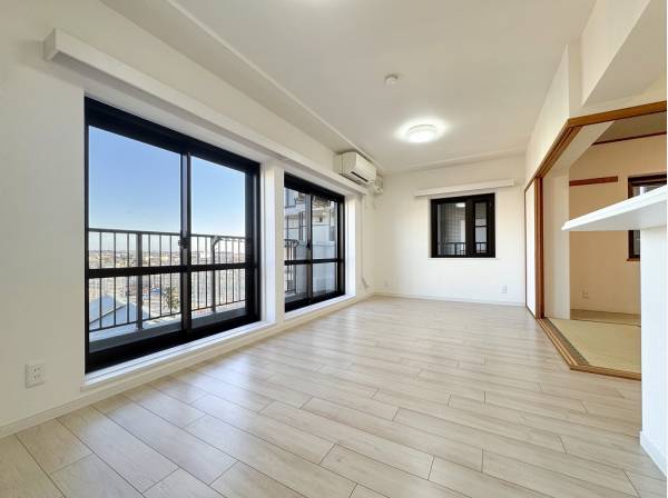 和室のコーナー間仕切りを開けるとより広い空間利用が可能です