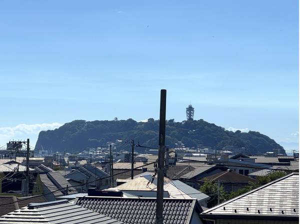 屋上からは江の島がどーんと見えます。ちなみに水平線も見えてます。
