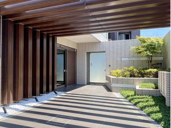 光の陰影が美しいエントランスゲート