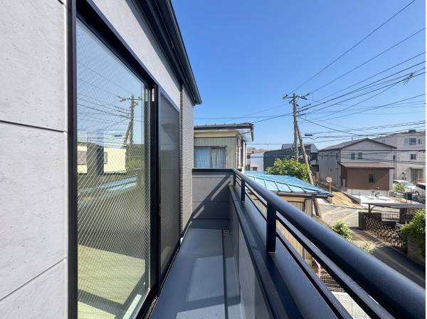 抜け感が心地よいバルコニーは陽当たり良好