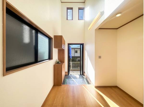 吹抜けの玄関スペースは開放感で溢れています