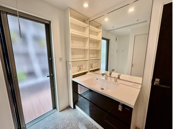 洗面台も大きくて、鏡が大きな1枚なので高級感があります！