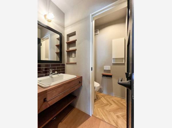造作洗面台やトイレの床までおしゃれです