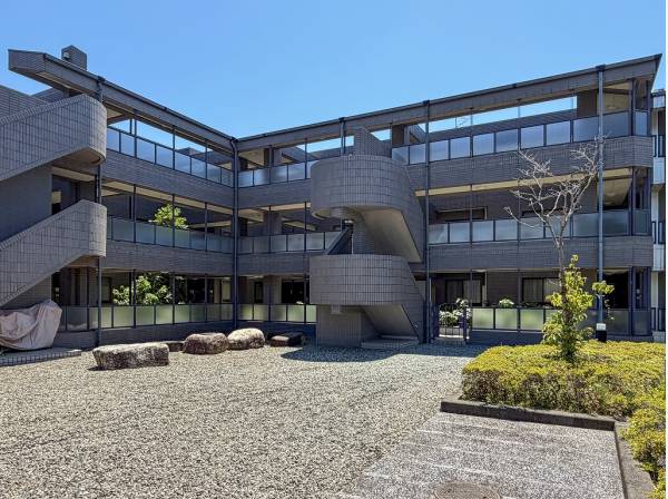 利便性に優れた立地に佇む低層マンション