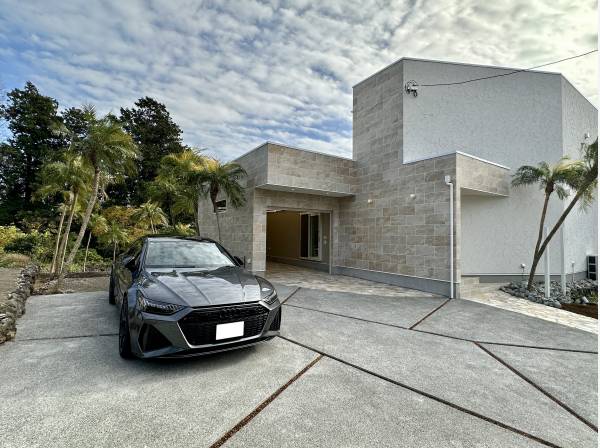 重厚感溢れる外観/カースペースはガレージと別に2台駐車可能