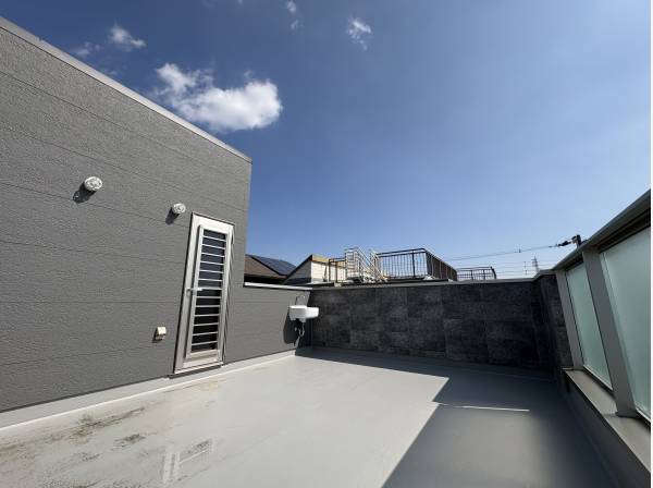 ルーフバルコニーからは富士山、江の島、海が見えますよ！