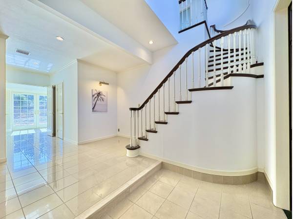 玄関に立つたびに、天然石が奏でる重厚な寛ぎの表情に癒されます。