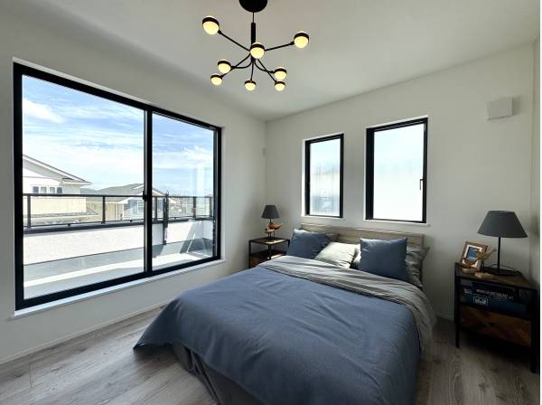 大容量のウィークインを完備したベッドルーム