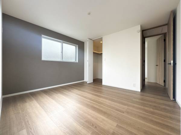 落ち着いた色調のアクセントクロスが素敵な洋室はWICを備えています