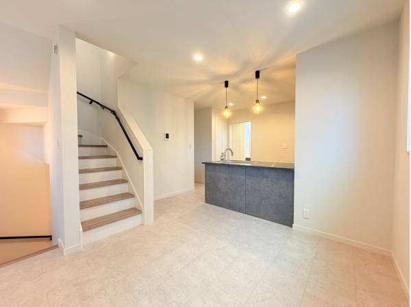 あたたかい雰囲気のこだわり満載LDKで家族と憩いのひととき