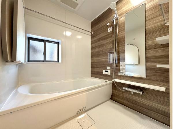 窓のあるバスルーム