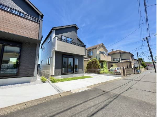 湘南の閑静な住宅地に馴染む、落ち着いた色合いの外観です