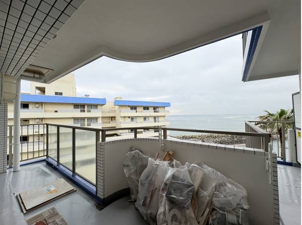 リビングと繋がるバルコ二ー。広々とした空間が広がります