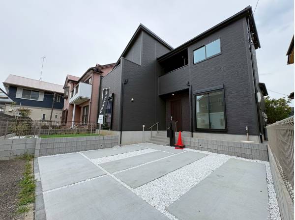 落ち着いた街並みに馴染むモダンな外観デザイン