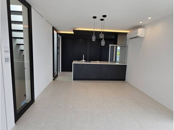 モノトーン調の素敵なデザインのキッチン