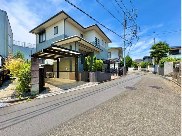 前面道路が広く確保されており駐車も余裕を持って行えます。