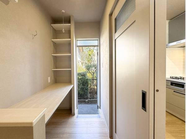 勝手口のあるユーティリティには便利なカウンター付き