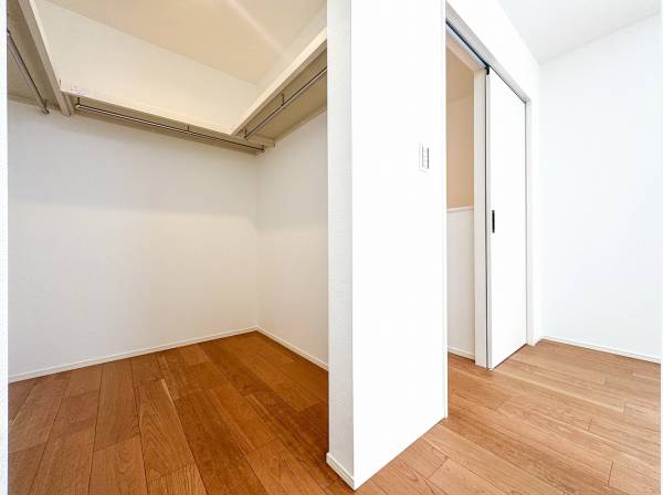 コの字にハンガーパイプが付いた広いクローゼットです