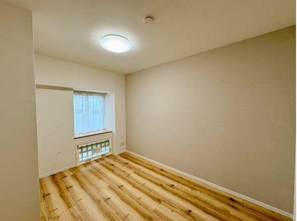 クロスとフローリング全室貼り替え済み